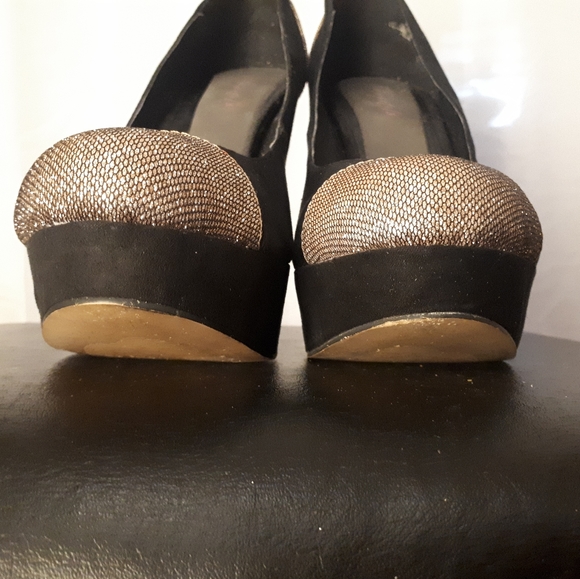 Black & gold heels - Picture 2 of 4